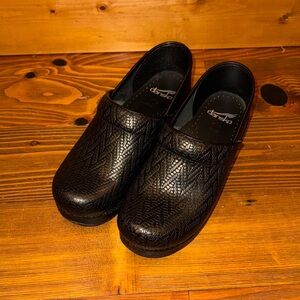 Dansko Professional weave texture 39 black EUC